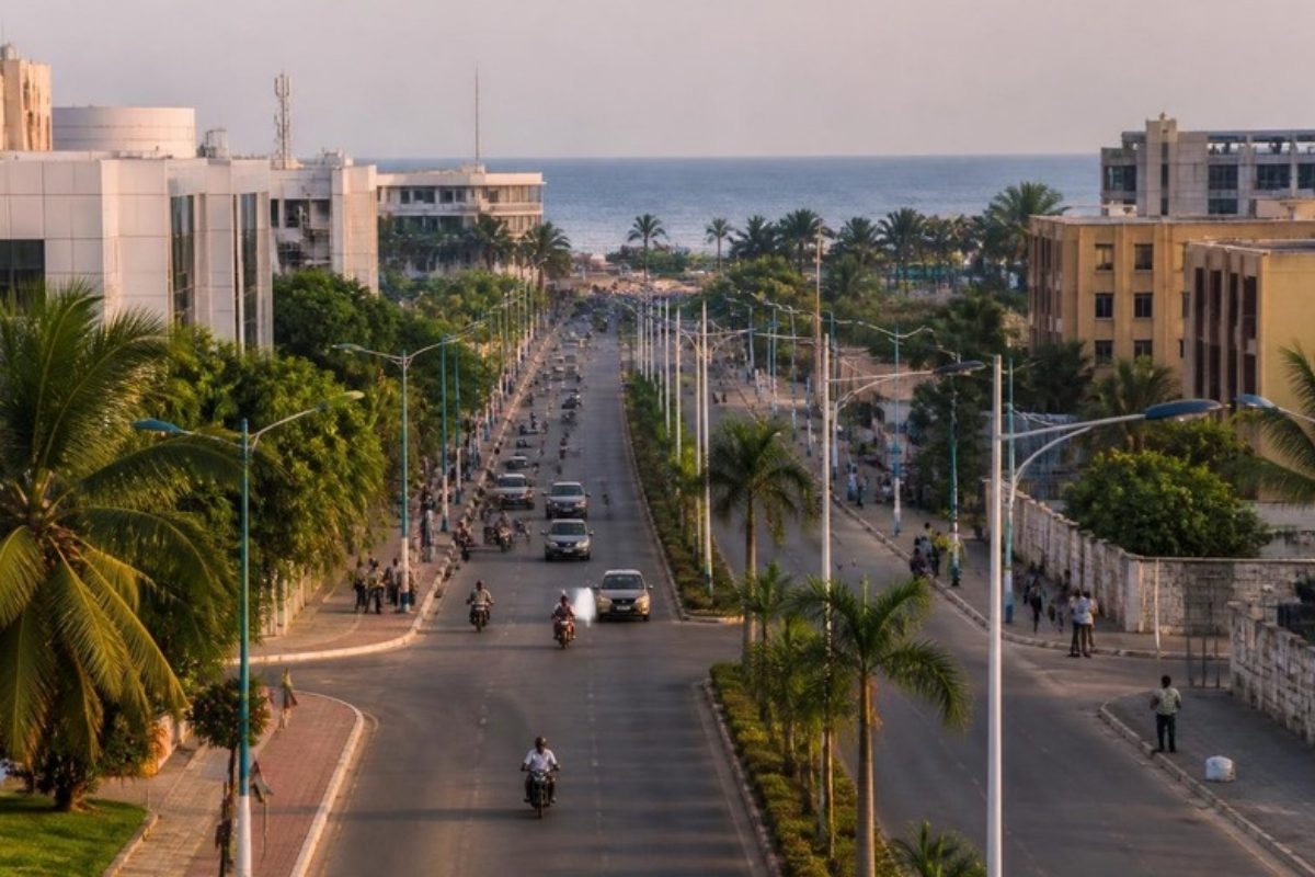 Boulevard bordé de palmiers à Lomé, avec l’océan à l’horizon
